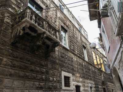 Siamo ora in via Planelli: la strada su cui a si affaccia palazzo Vulpano Sylos, residenza nobiliare del XV secolo in stile rinascimentale
